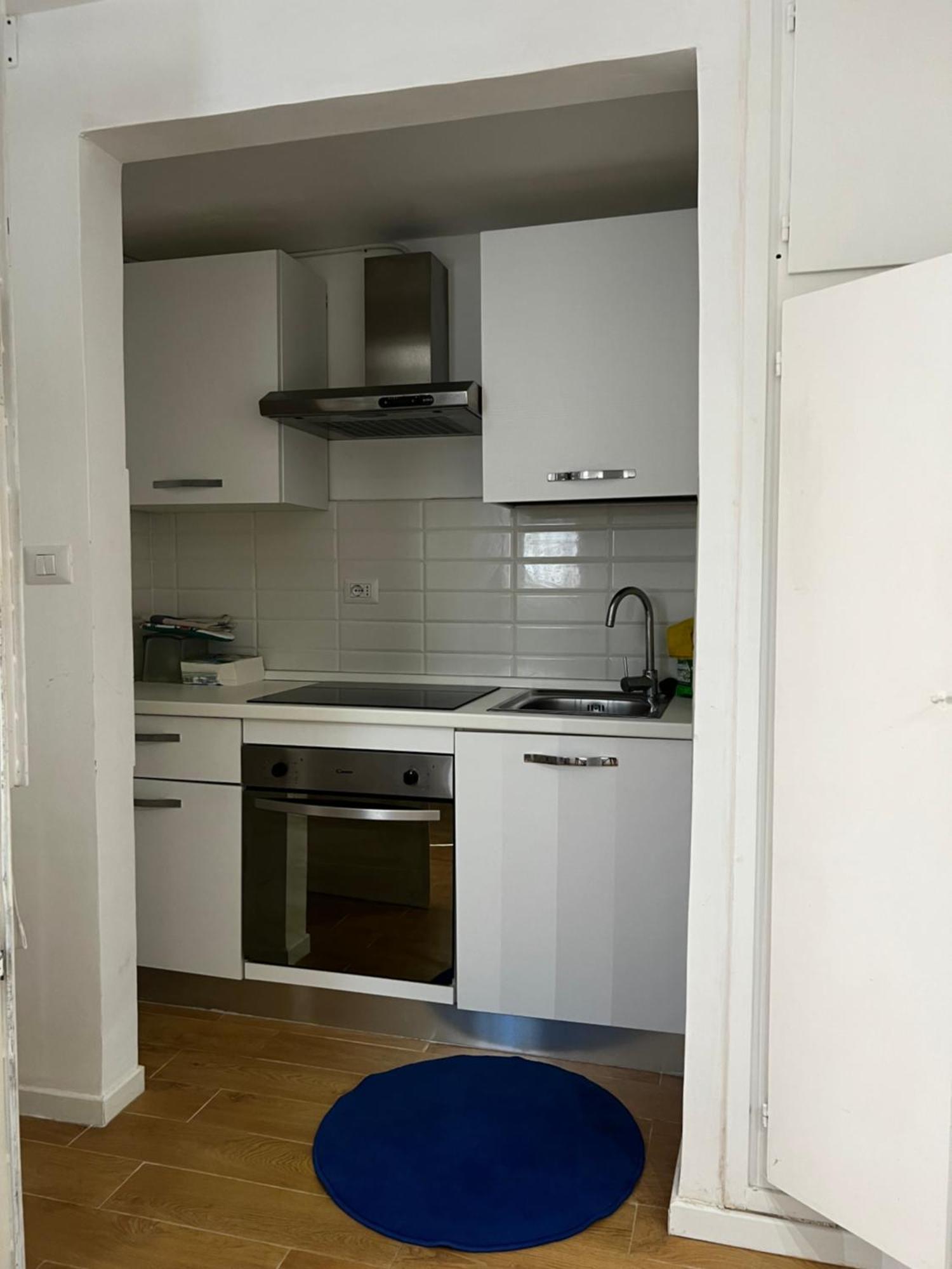Apartment Tiny Bedsit Rom