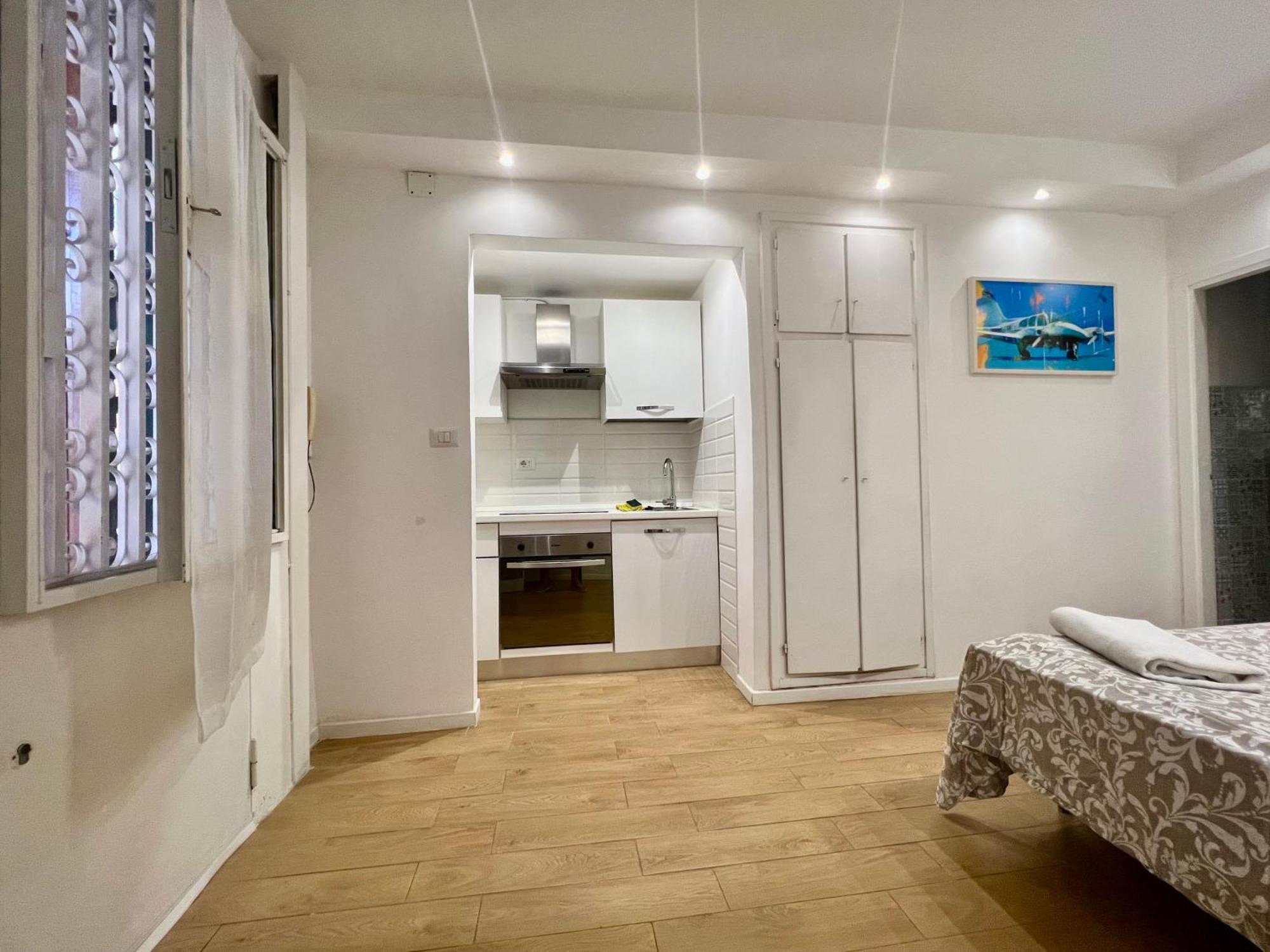 Apartment Tiny Bedsit *