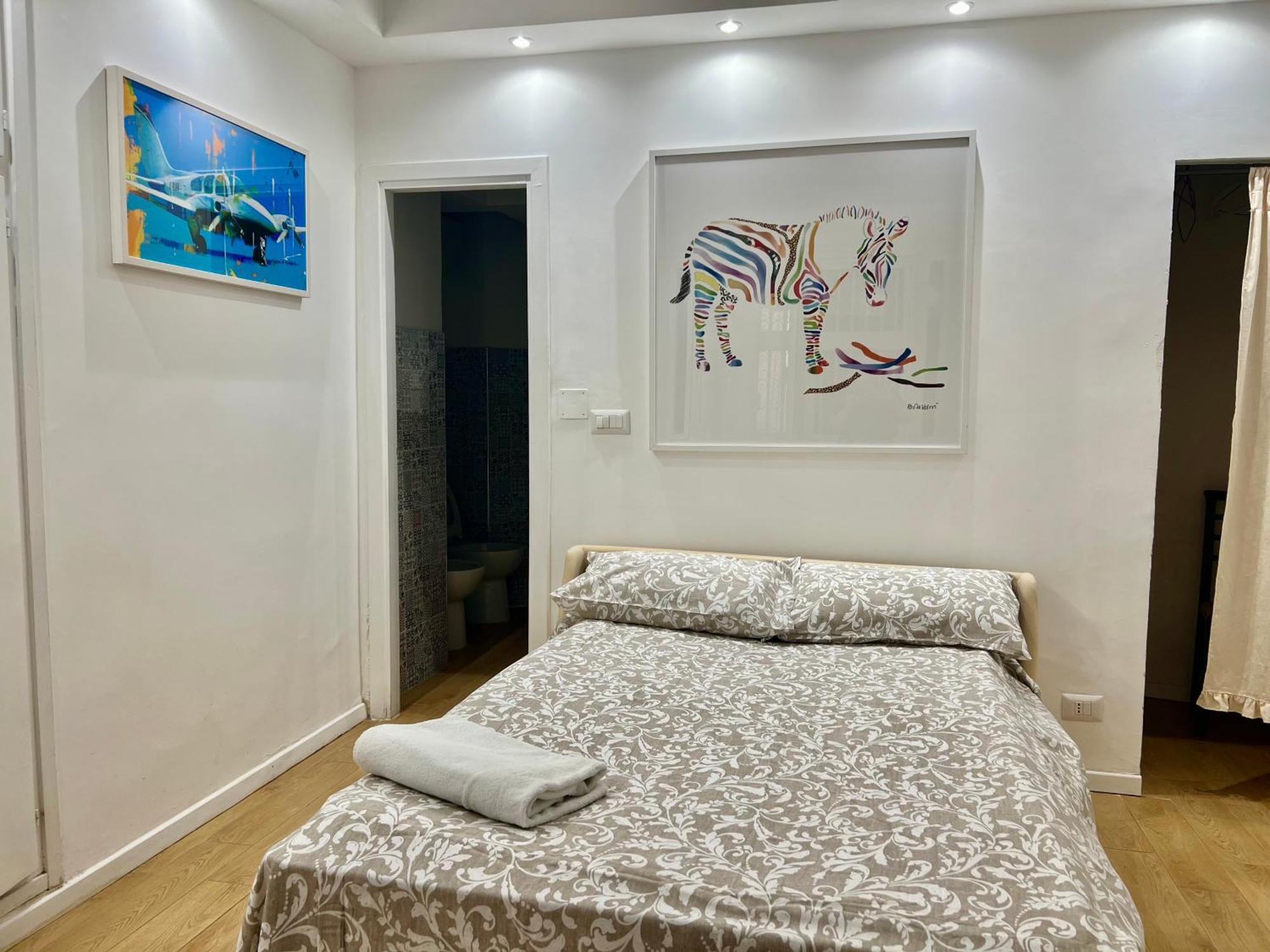 Tiny Bedsit Rom