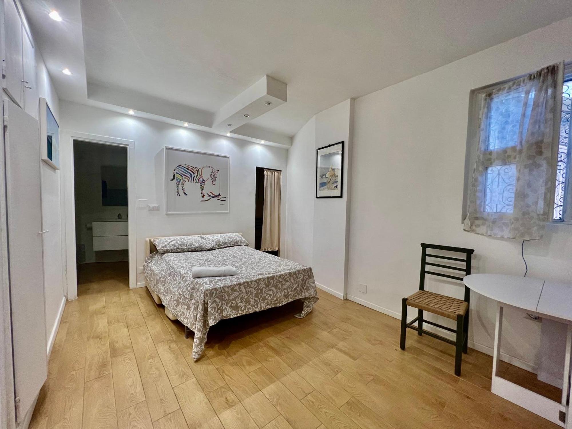 Tiny Bedsit * Rom